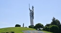 Ministerin: Monumentales Weltkriegs-Mahnmal in Kiew bei russischem Angriff beschädigt