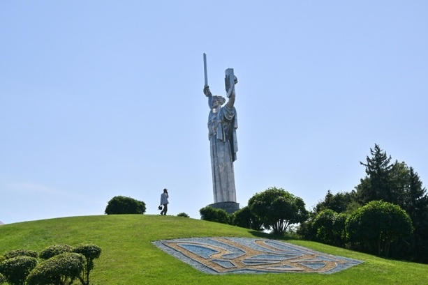 Bild vergr&ouml;&szlig;ern: Ministerin: Monumentales Weltkriegs-Mahnmal in Kiew bei russischem Angriff beschädigt