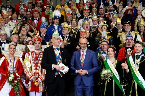 Bild vergr&ouml;&szlig;ern: Merz würdigt Rolle von Karnevalisten für den Zusammenhalt