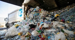 Ungeduldiger Autofahrer fährt in Niedersachsen Sperrmüllwagen zur Seite