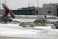 Flughafen Frankfurt am Main stellt wegen Schneefall Betrieb vorübergehend ein