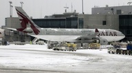 Flughafen Frankfurt am Main stellt wegen Schneefall Betrieb vorübergehend ein
