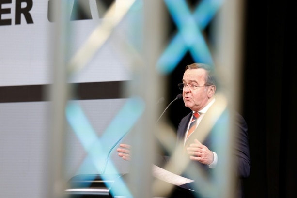 Bild vergr&ouml;&szlig;ern: Litauen-Brigade nimmt Form an: Pistorius bei Aufnahme von Bundeswehr-Soldaten