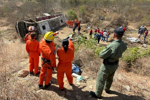 Bild vergr&ouml;&szlig;ern: Bus auf Pilgerfahrt verunglückt: Mindestens 16 Tote bei Unfall in Brasilien