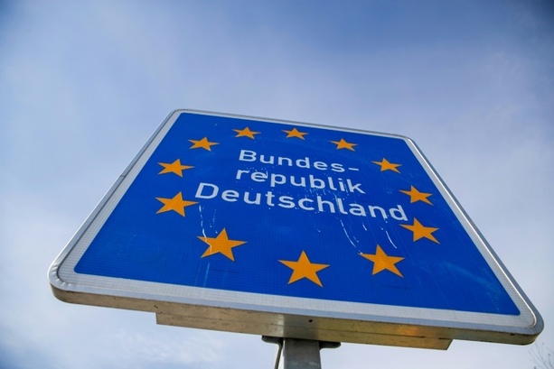 Bild vergr&ouml;&szlig;ern: Migrationsbericht 2024: Rückgang bei Zuwanderung - Rekordzahl an Einbürgerungen