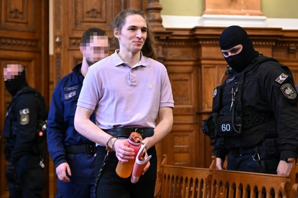 Bild vergr&ouml;&szlig;ern: Angriff auf Rechtsextreme in Ungarn: Urteil gegen Maja T. in Budapest erwartet