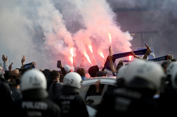 Bild vergr&ouml;&szlig;ern: In Sonderzug nach Saarbrücken: Fußballfan beleidigt Reinigungskräfte rassistisch