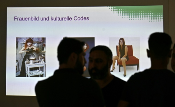 Bild vergr&ouml;&szlig;ern: Integrationskurse für Migranten auf Eis gelegt - Kritik auch aus Bundesregierung