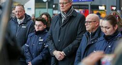 Schweigeminute: Schnieder will für mehr Sicherheit in Zügen sorgen