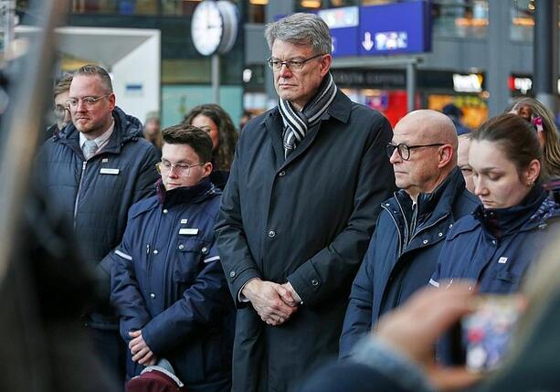 Bild vergr&ouml;&szlig;ern: Schweigeminute: Schnieder will für mehr Sicherheit in Zügen sorgen