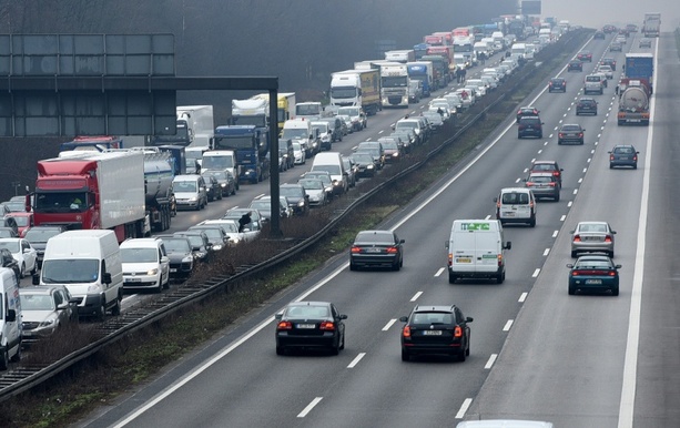 Bild vergr&ouml;&szlig;ern: Insgesamt 478.000 Stunden Stillstand: Autofahrer standen 2025 länger im Stau