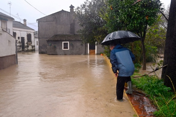 Bild vergr&ouml;&szlig;ern: Leichte Entwarnung nach außergewöhnlichen Unwettern in Spanien und Portugal