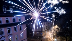 Tödlicher Brand durch Silvesterrakete: Zwei Verdächtige in Bayern ermittelt