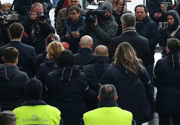 Bild vergr&ouml;&szlig;ern: Bahnsicherheit: Dobrindt für harte Strafen - gegen mehr Personal