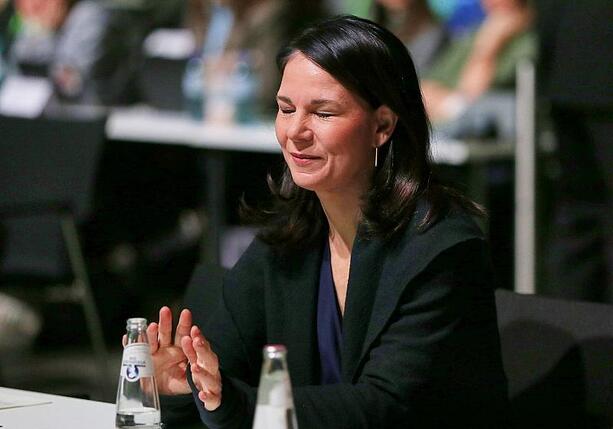 Bild vergr&ouml;&szlig;ern: Baerbock lehnt Boykott der Fußball-WM in den USA ab