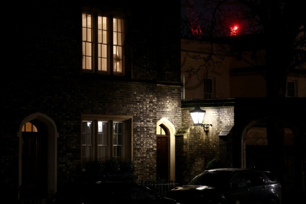 Bild vergr&ouml;&szlig;ern: Ex-Botschafter und Epstein-Freund Mandelson: Britische Polizei durchsucht zwei Häuser