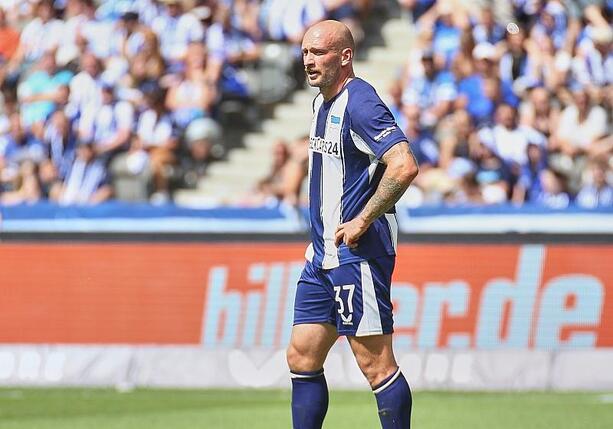 Bild vergr&ouml;&szlig;ern: 2. Bundesliga: Hertha schlägt SVE - Dynamo kommt auf Schalke zurück