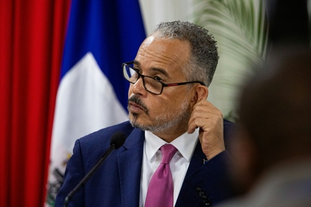 Bild vergr&ouml;&szlig;ern: Übergangsrat im Krisenstaat Haiti übergibt Regierungsmandat an Ministerpräsident Fils-Aimé
