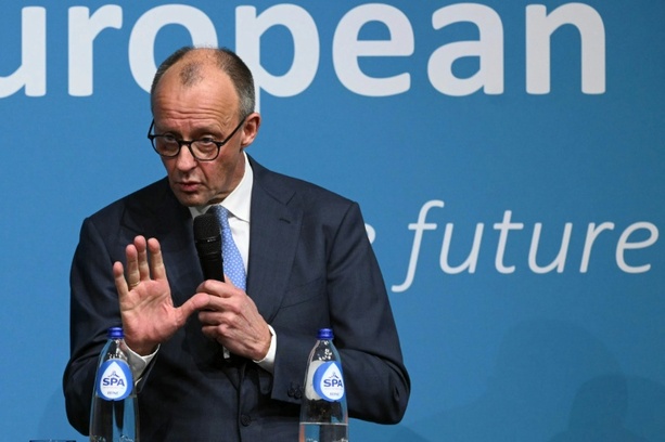 Bild vergr&ouml;&szlig;ern: Merz und Macron fordern bei Industriegipfel Wirtschaftsreformen