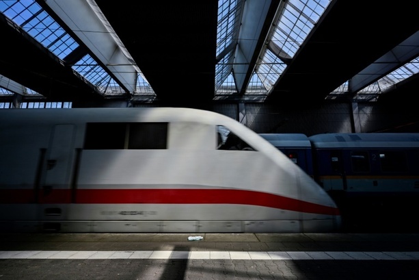 Bild vergr&ouml;&szlig;ern: 21-Järiger soll nach Axtangriff in ICE in Bayern dauerhaft in Psychiatrie