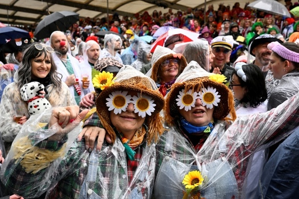 Bild vergr&ouml;&szlig;ern: Narren und Jecken am Rhein feiern Beginn von Straßenkarneval mit Weiberfastnacht