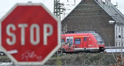 Radlader gerät mit Heck auf Bahngleise: Zusammenstoß mit S-Bahn in Bayern