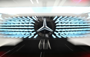 Gewinn bei Mercedes 2025 um fast die Hälfte eingebrochen