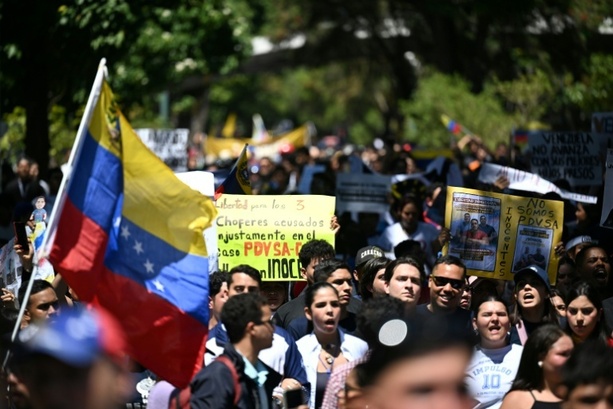 Bild vergr&ouml;&szlig;ern: Venezuela: Tausende bei erster großer Oppositions-Demo nach Maduro-Festnahme