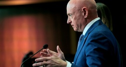 Nach Aufruf zur Befehlsverweigerung: US-Gericht stoppt Sanktionen gegen Senator Kelly