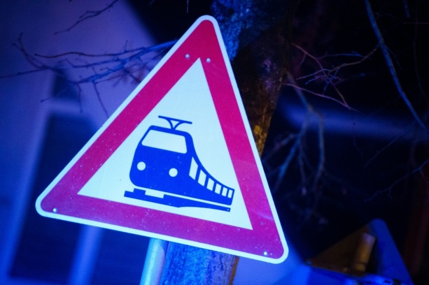 Bild vergr&ouml;&szlig;ern: Nordrhein-Westfalen: 18-Jähriger stirbt nach Kollision von Auto und Regionalzug