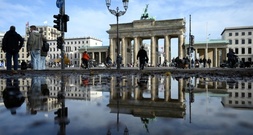 Solidarität mit Protesten in Iran: Brandenburger Tor in Berlin wird angestrahlt