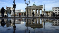 Solidarität mit Protesten in Iran: Brandenburger Tor in Berlin wird angestrahlt