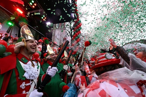 Bild vergr&ouml;&szlig;ern: Weiberfastnacht in Köln: Frau gibt Hund Wodka zu trinken - Behörden schreiten ein