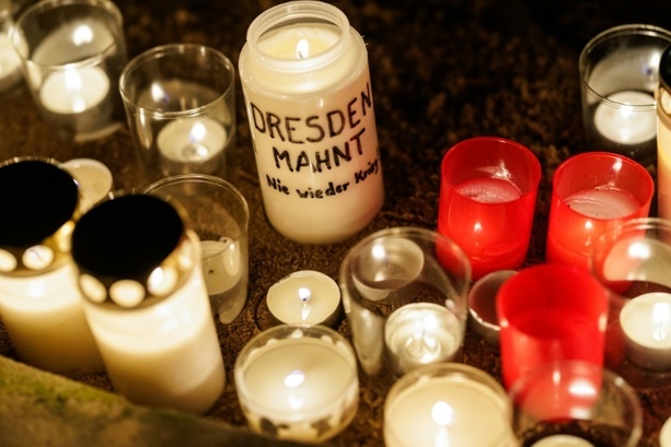 Bild vergr&ouml;&szlig;ern: Dresden gedenkt Bombardierung im Zweiten Weltkrieg - Rechtsextremer Aufmarsch am Samstag