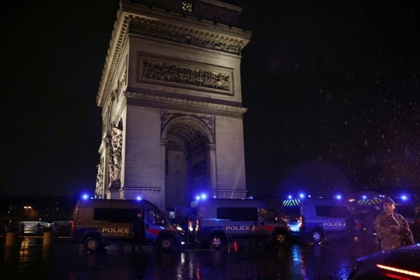 Bild vergr&ouml;&szlig;ern: Mit Messer bewaffneter Mann in Paris von Polizei erschossen