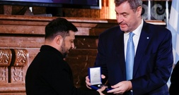 Selenskyj nimmt in München stellvertretend für alle Ukrainer Kleist-Preis entgegen