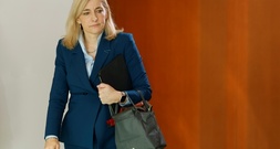 Warken im Grundsatz offen für breitere Beitragsbasis für Krankenkassen