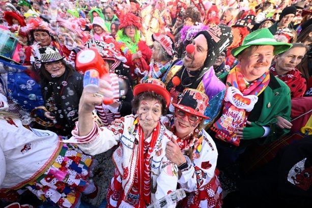 Bild vergr&ouml;&szlig;ern: Karneval erreicht mit Rosenmontagszügen Höhepunkt