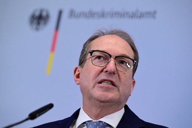 Bild vergr&ouml;&szlig;ern: Dobrindt verlängert Grenzkontrollen um weitere sechs Monate