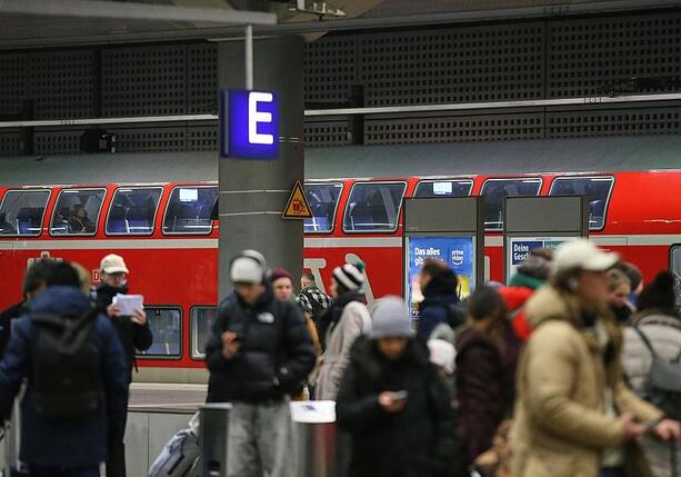 Bild vergr&ouml;&szlig;ern: Polizeigewerkschaft für Deutschlandticket mit Passfoto