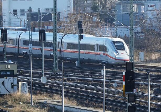 Bild vergr&ouml;&szlig;ern: Bauarbeiten auf Bahn-Strecke Hamburg-Berlin dauern länger