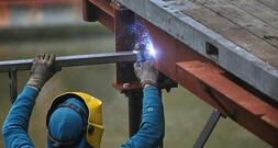 Erwerbstätigkeit im vierten Quartal 2025 leicht rückläufig