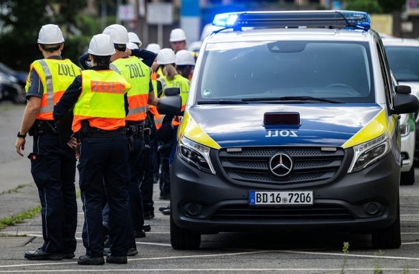Bild vergr&ouml;&szlig;ern: Schmieröl als Diesel verkauft: Großrazzia gegen mutmaßliche Steuerbetrüger