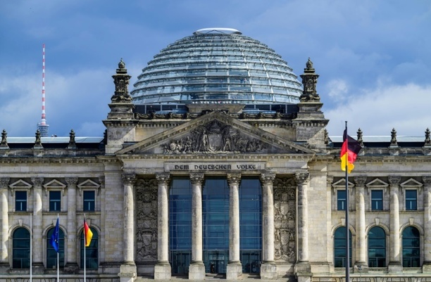 Bild vergr&ouml;&szlig;ern: Nach Gefahrstoff-Verdacht im Reichstagsgebäude: Feuerwehr gibt Entwarnung