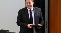 Klingbeil schließt Steuererhöhungen nicht aus - aber Vorrang für Einsparungen