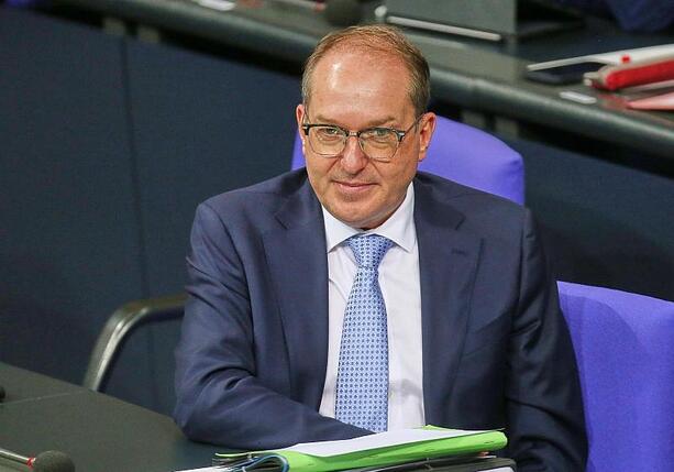 Bild vergr&ouml;&szlig;ern: Scharfe Kritik aus SPD an Dobrindt im Streit um Integrationskurse