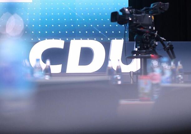 Bild vergr&ouml;&szlig;ern: CDU-Politiker bringt Anti-SPD-Antrag bei Parteitag ein