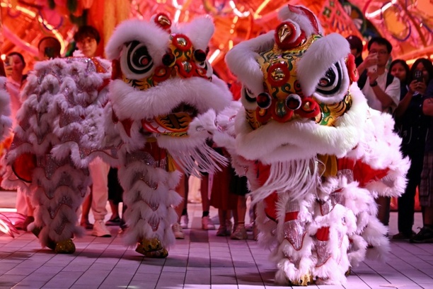 Bild vergr&ouml;&szlig;ern: Thailändische Polizisten gehen als Löwentänzer auf Diebesjagd