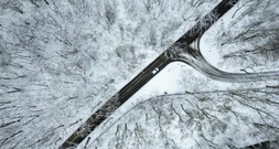 Polizei folgt Fußspuren kilometerweit - Festnahme von Einbrechern in verschneitem Wald