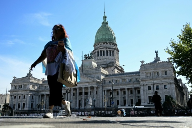 Bild vergr&ouml;&szlig;ern: Protest gegen Mileis Arbeitsmarktreform: Zusammenstöße in Argentinien